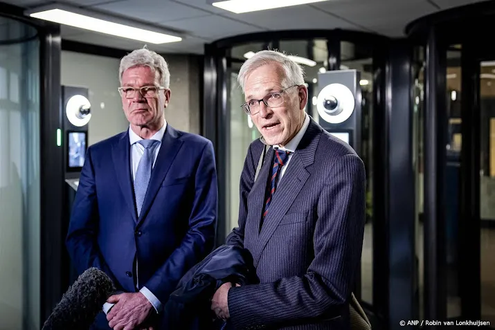 informateurs vinden onderhandelingen in media niet handig