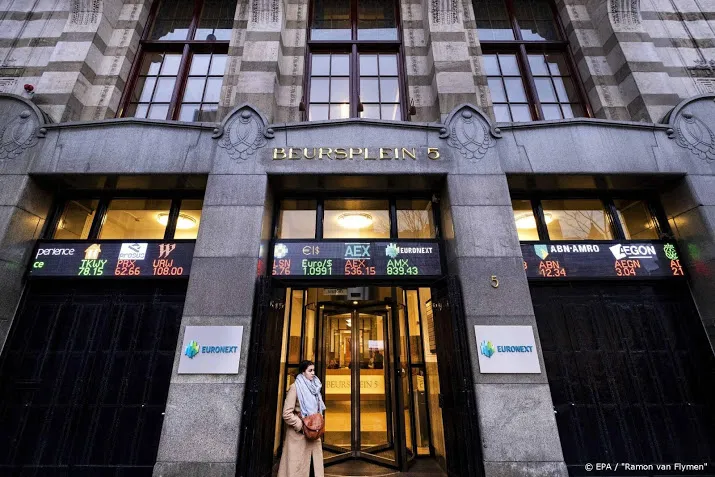 ing in schijnwerpers op groen damrak
