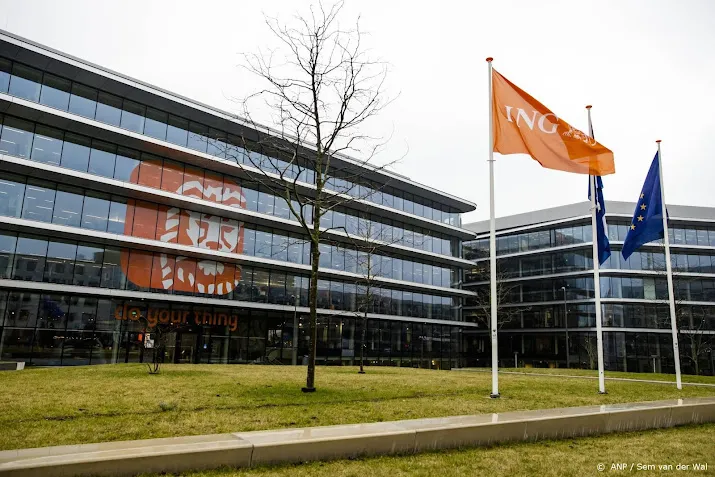 ing onderuit op damrak aex duikt verder onder 700 punten