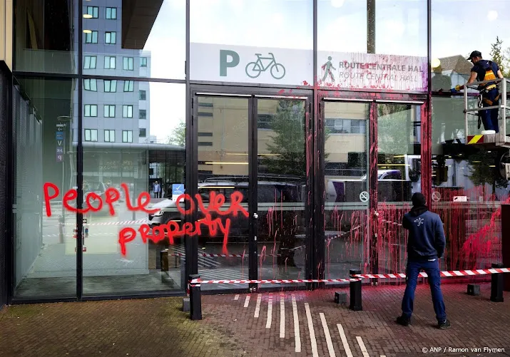 ingang roeterseilandcampus uva beklad met rode verf