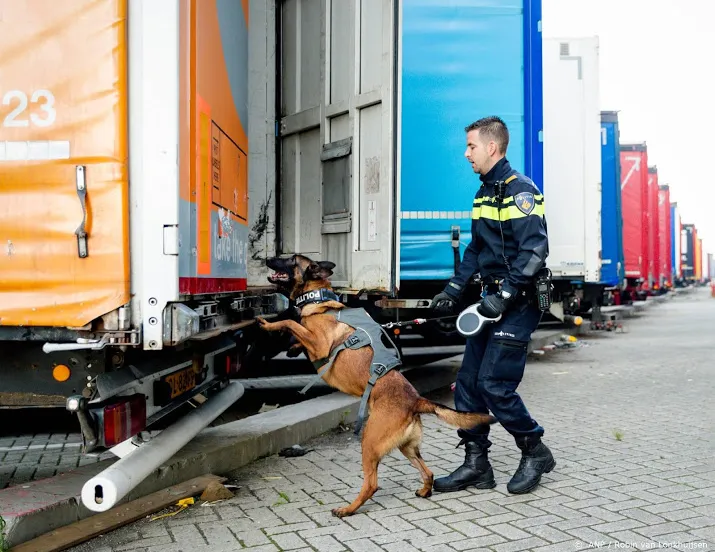 inklimmers ontdekt in vrachtwagen