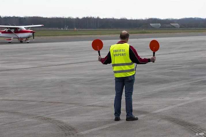 inspectie houdt vliegtuigen op twente airport aan de grond