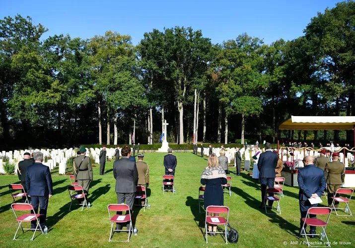 intense stilte bij airborne herdenking in oosterbeek