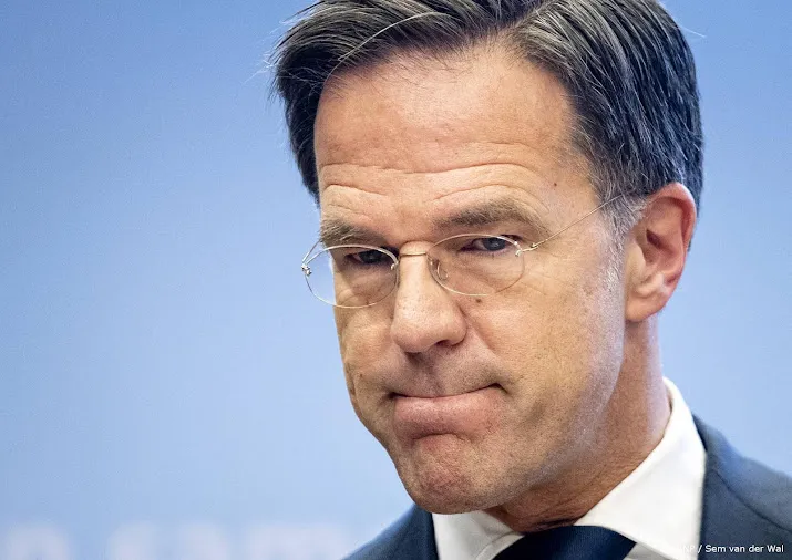 intensief gesprek aan formatietafel met toeslagenslachtoffers
