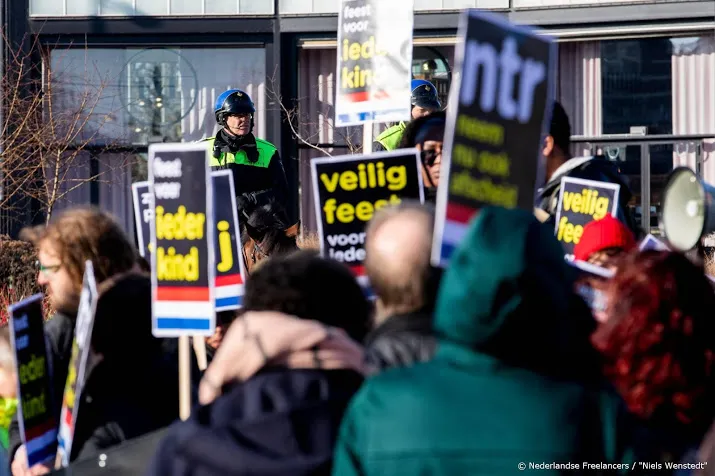 intocht sinterklaas weer in teken van protest