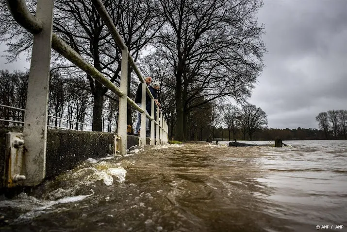 inzittende van te water geraakte auto overleden in nijverdal