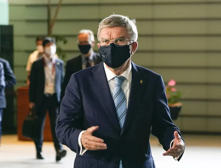 ioc voorzitter bach brengt ondanks protesten bezoek aan hiroshima
