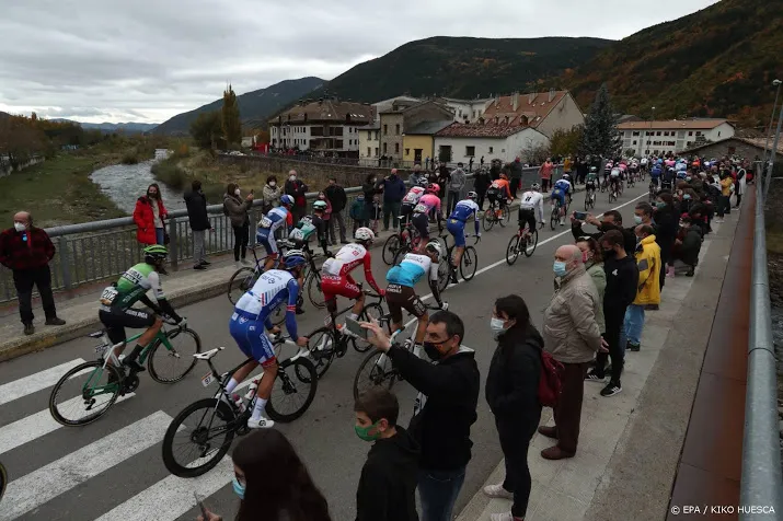 ion izagirre wint zesde etappe roglic verliest leiderstrui
