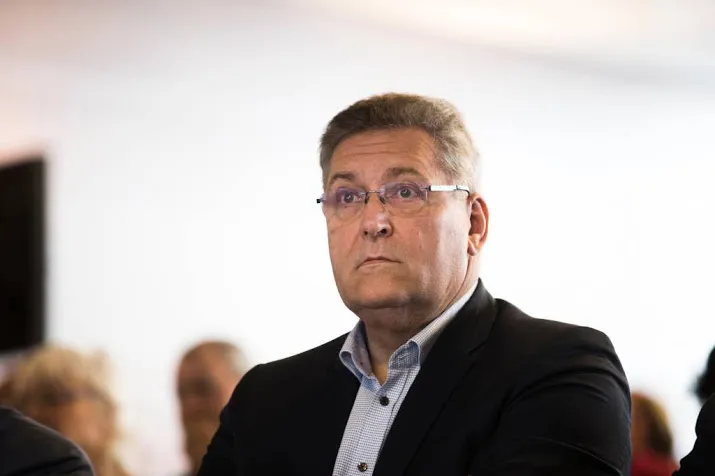 iran woedend op krol na weggooien cadeautje