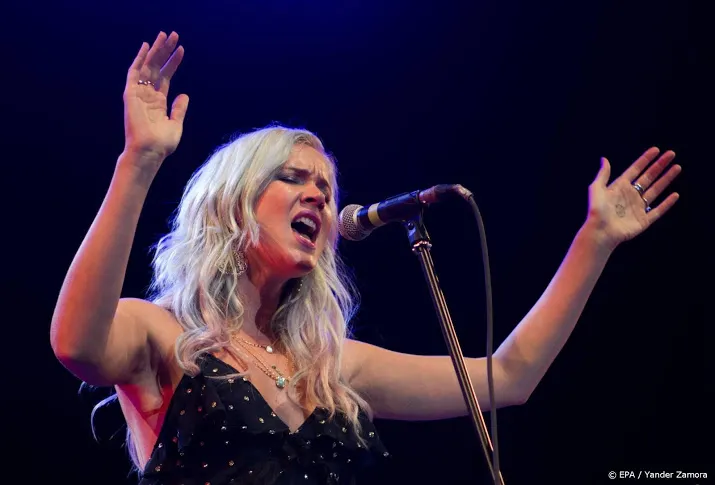 iran zet zangeres joss stone uit