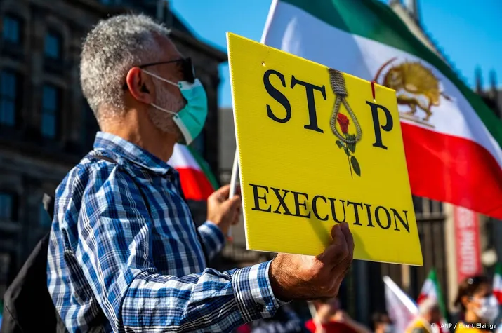 iraniers demonstreren tegen executie worstelaar afkari in iran