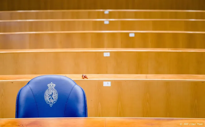 irritatie in kamer om hogere kosten renovatie binnenhof