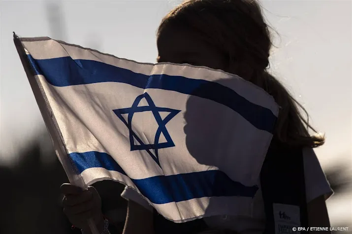 israelische vlaggen urk van huizen gehaald en in brand gestoken