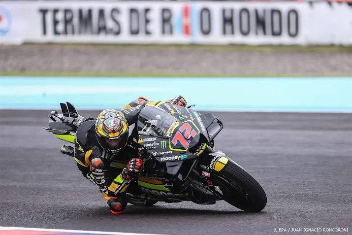 italiaan bezzecchi boekt in de regen eerste zege in motogp