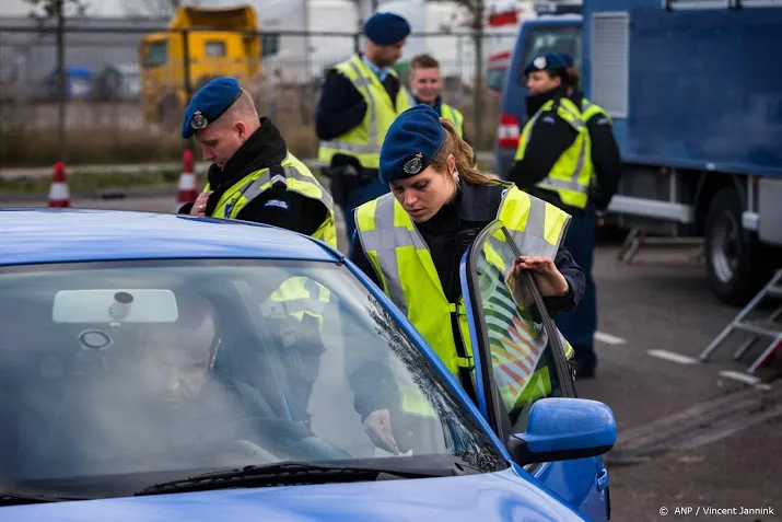 italiaan opgepakt met 100 000 euro in auto