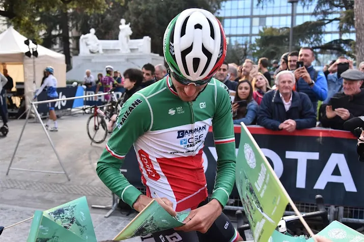 italiaan zana wint bergetappe in giro thomas behoudt roze