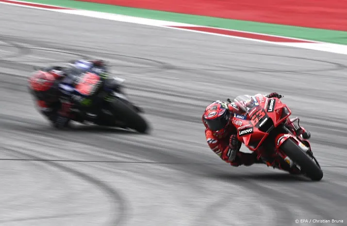 italiaanse motorcoureur bagnaia wint duel met marquez in motogp