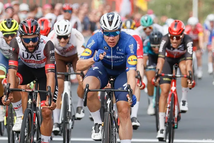 jakobsen rijdt de vuelta voor deceuninck quick step