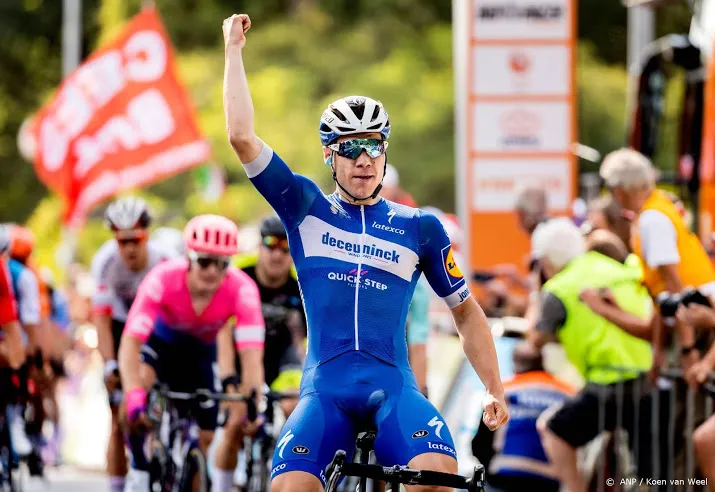 jakobsen wint met ogen dicht