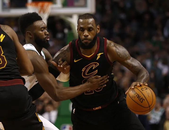 james bezorgt cavaliers zege in de zoemer