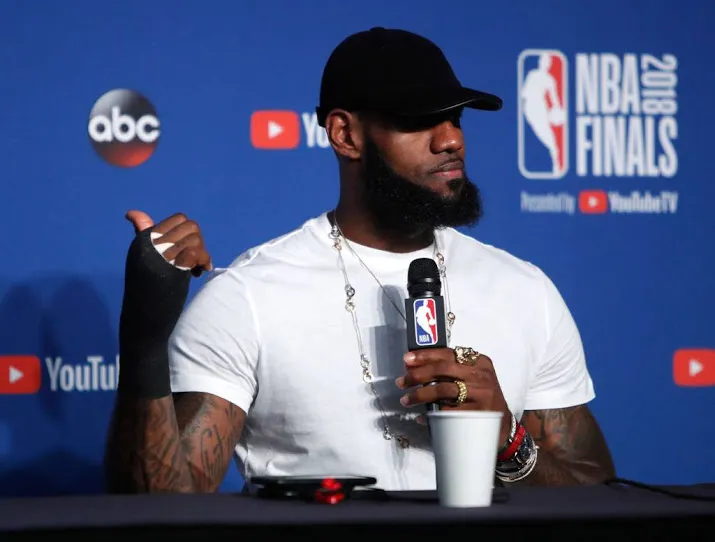 james legt megabod cleveland naast zich neer