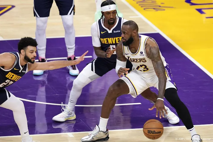 james leidt basketballers los angeles naar zege op denver