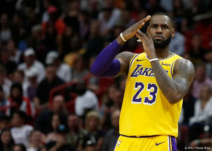 james weken zonder hulp rondo bij la lakers