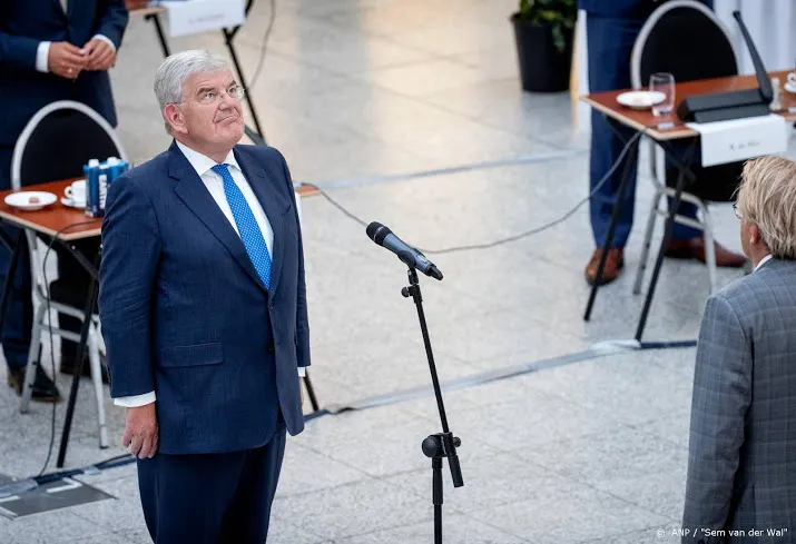 jan van zanen beedigd als burgemeester van den haag