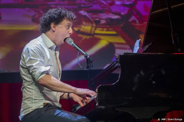 jochem myjer krijgt zesde toon hermans prijs
