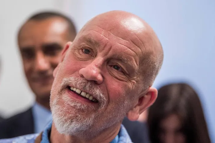 john malkovich speelt weinstein op toneel