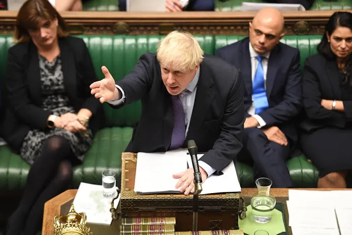 johnson wint eerste stemming brexitwetgeving