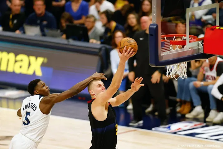 jokic brengt nuggets op een zege van volgende ronde play offs nba