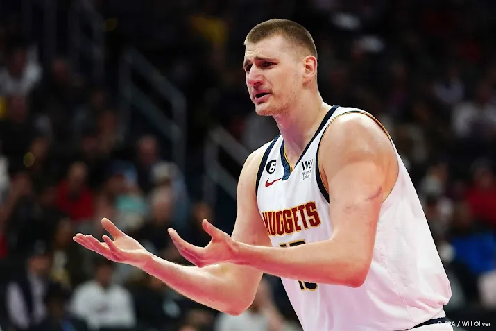 jokic helpt basketballers denver aan zege op gehavende 76ers