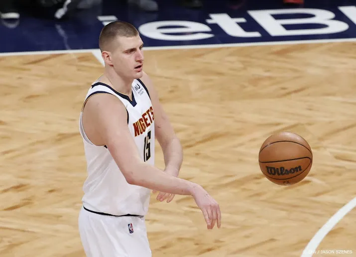jokic leidt nuggets in nba met 46 punten langs pelicans