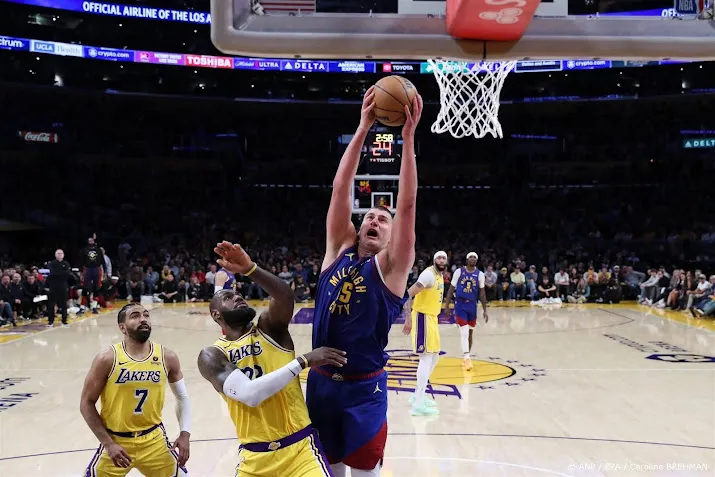 jokic leidt titelverdediger nuggets naar zege op lakers in nba