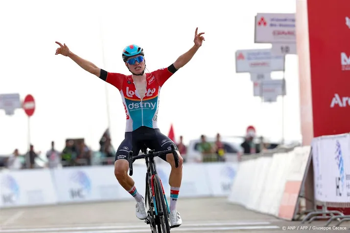 jonge belg van eetvelt verrast met winst uae tour