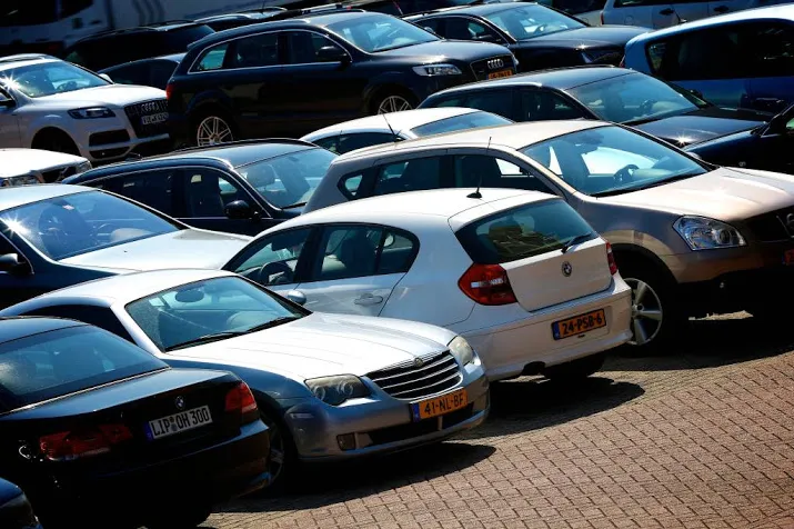jonge kinderen uit snikhete auto gehaald