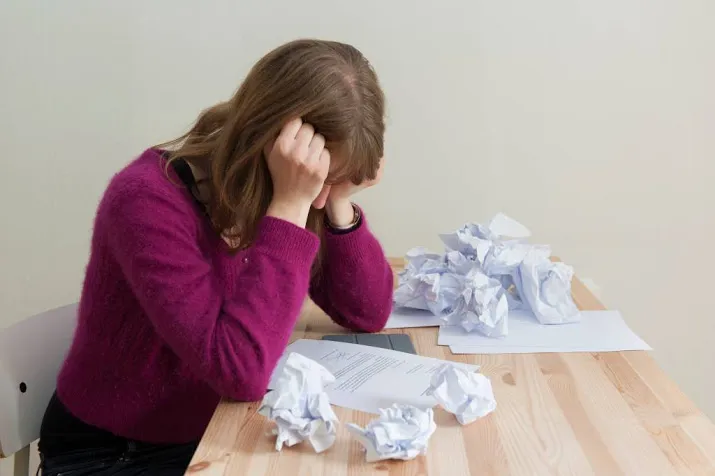 jonge vrouwen vaak vermoeid door werk