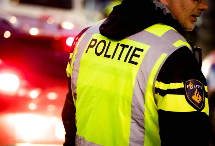 jongen mishandelt agent en portier in breda