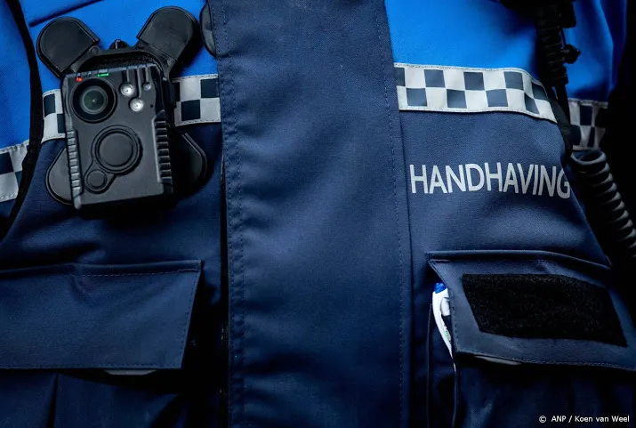 jongen mishandelt boa die afsteken vuurwerk wilde voorkomen