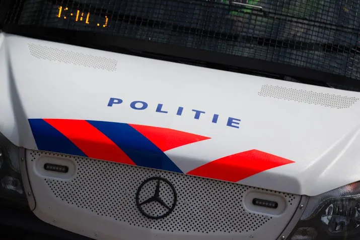 jongens vast om rugzak met zwaar vuurwerk
