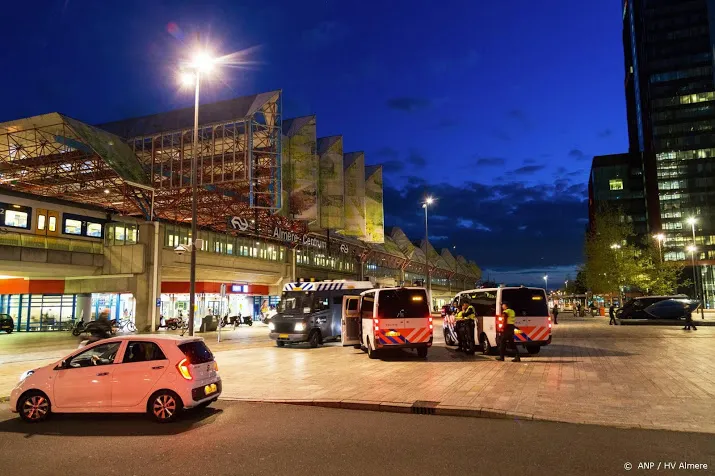 jongeren met wapens aangehouden in almere