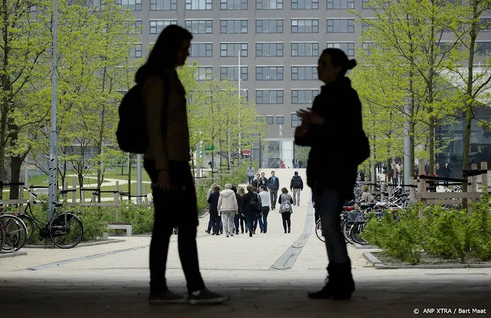 jongeren onder 25 voor het eerst minder tevreden dan 25 plussers