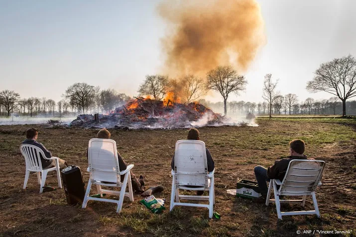 jongeren stichten stiekem paasvuur over de grens in duitsland