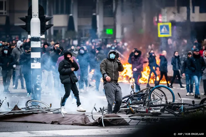 jongste arrestant rellen eindhoven is 14 jaar helft zit nog vast