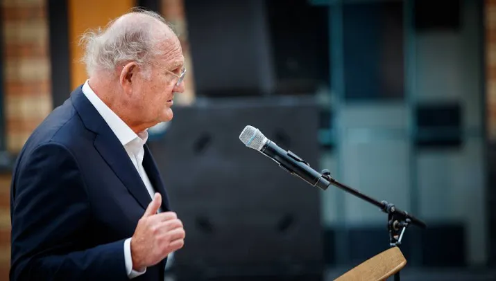 joop van den ende pleit voor sterke npo