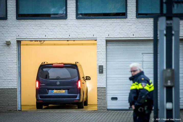 jos b probeert uitzending documentaire op tv tegen te houden