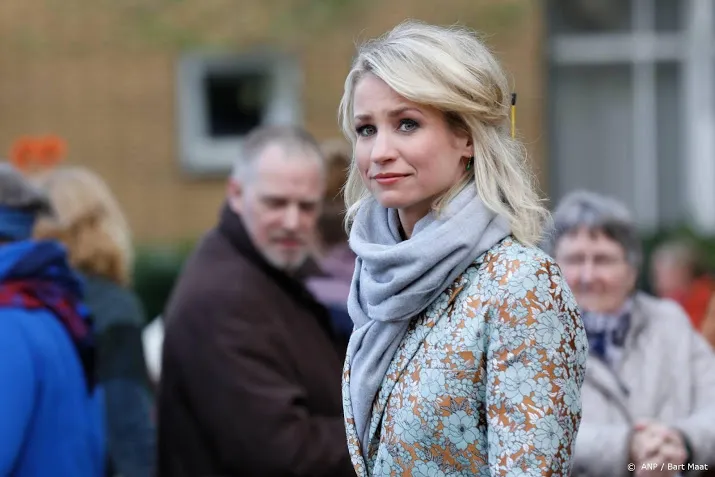 journaalpresentator dionne stax naar avrotros