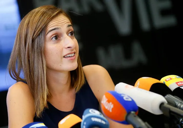 journaliste thuis na vrijlating in turkije