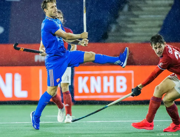 jubilaris hertzberger helpt hockeyers langs britten